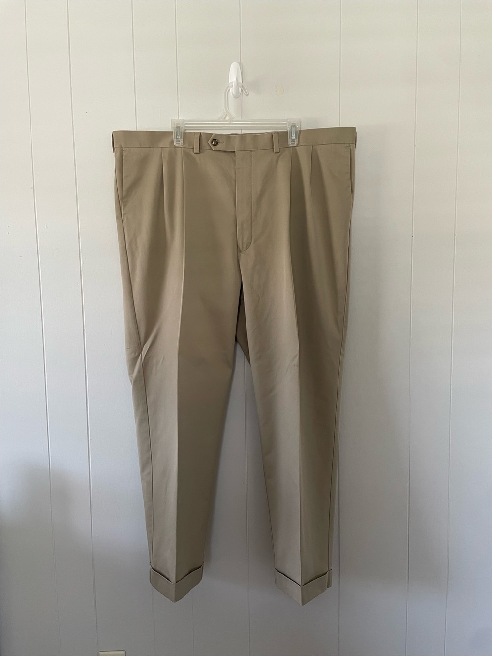 Roundtree & Yorke Classic Fit Men’s Khaki Dress Pants 44x30 Cuffed